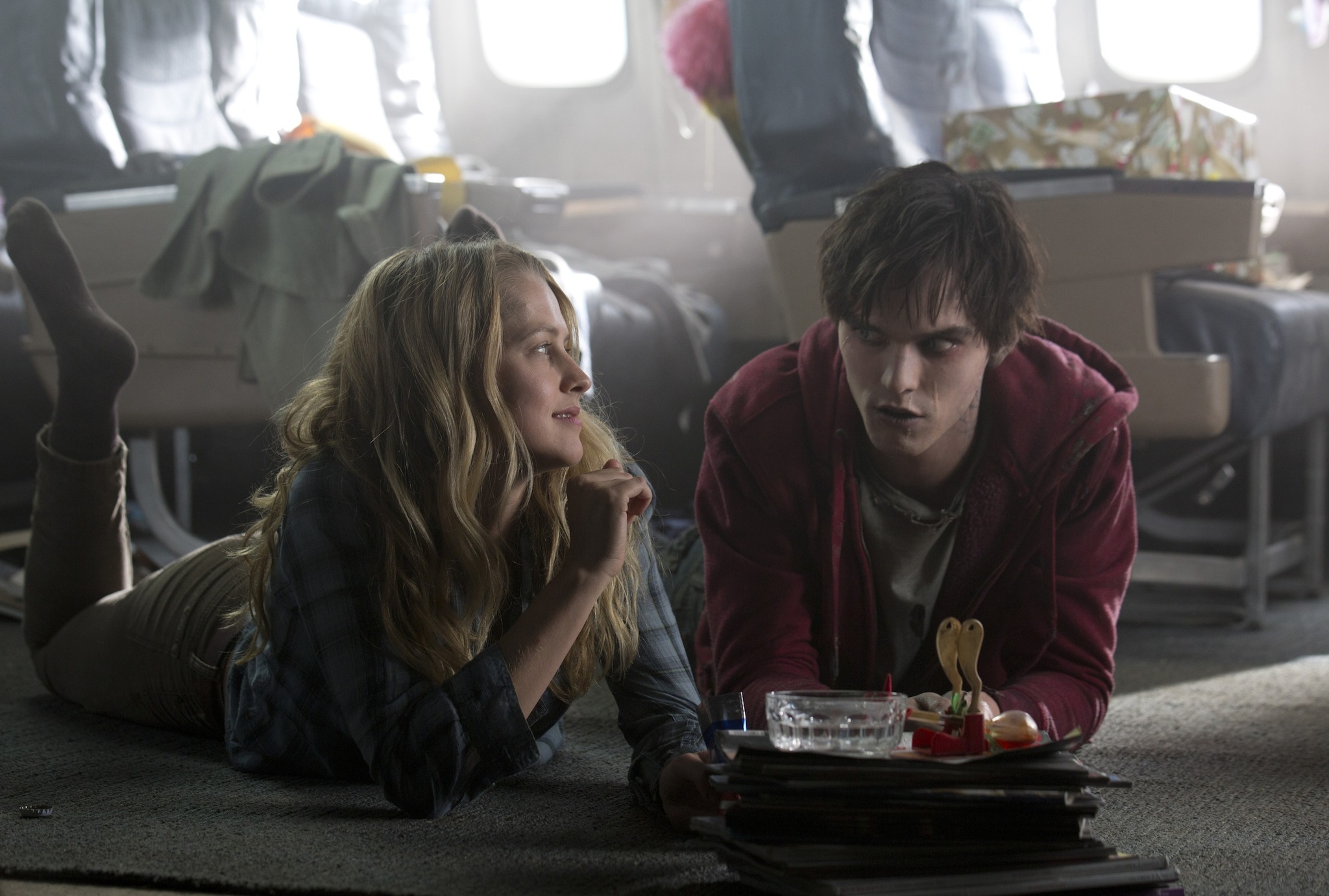 Still of Nicholas Hoult and Teresa Palmer in Silti kunai (2013)