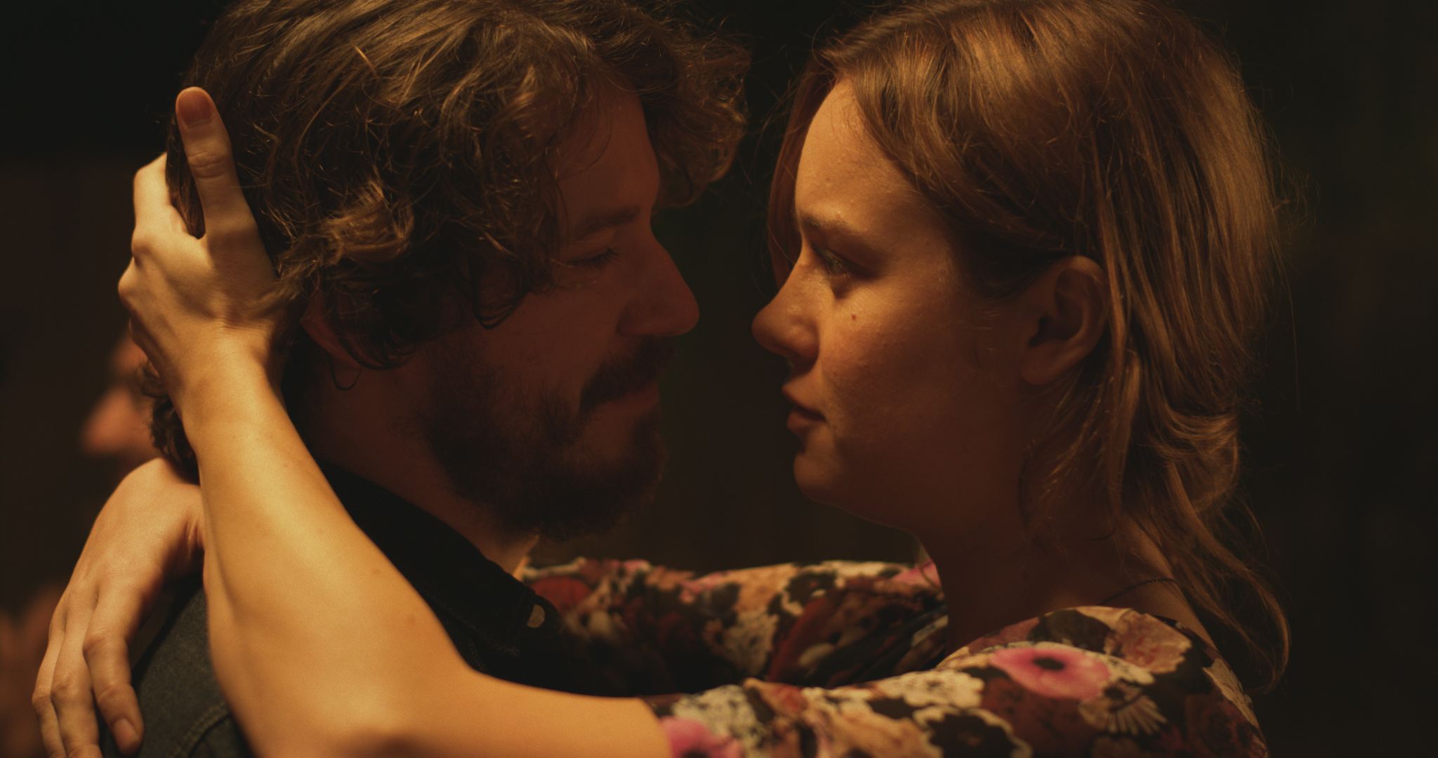 Still of John Gallagher Jr. and Brie Larson in Internatas (2013)