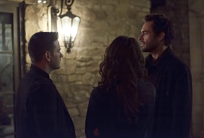 Still of Paul Blackthorne, Katie Cassidy and Colin Donnell in Strele (2012)