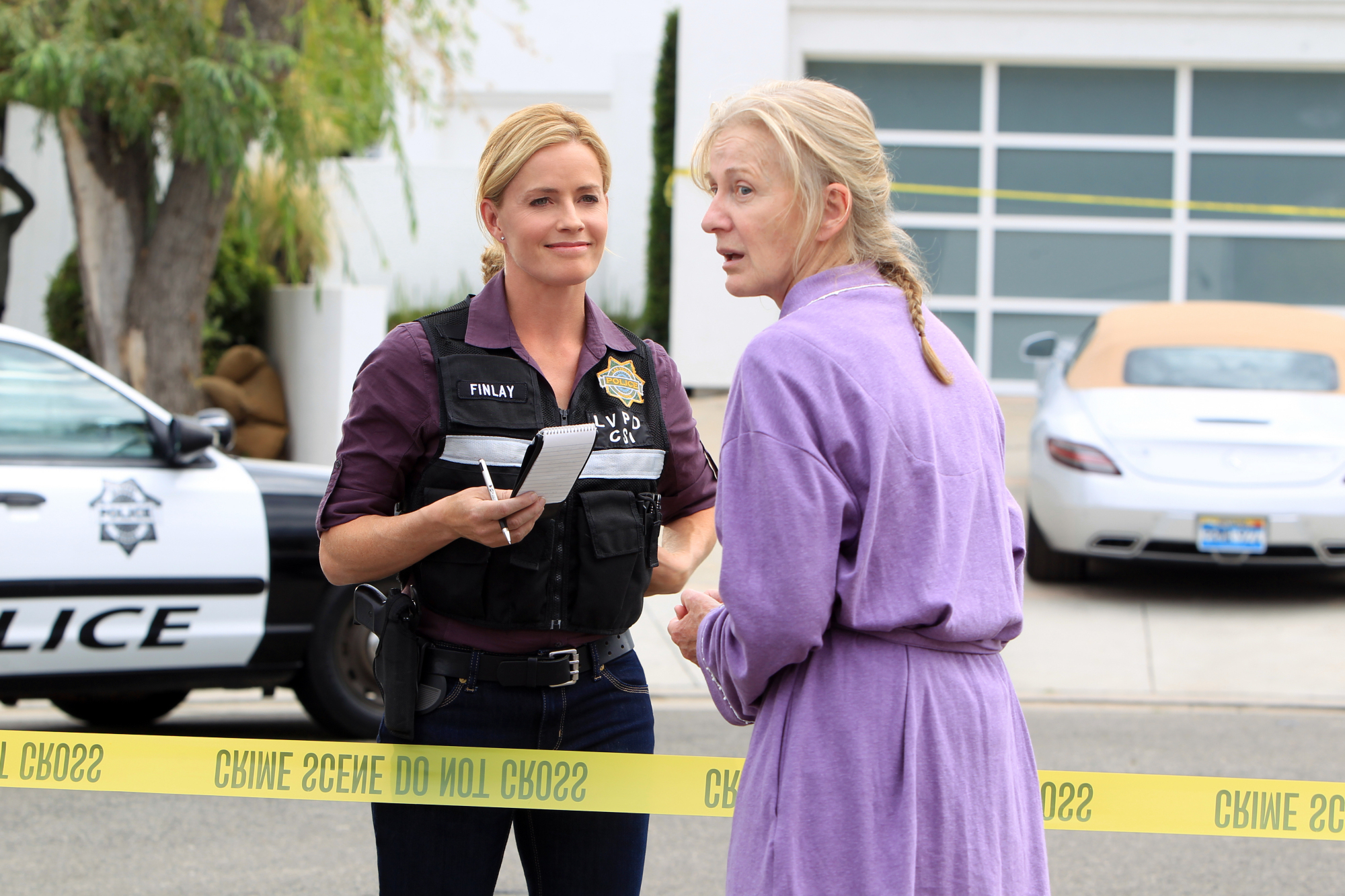 Still of Elisabeth Shue and Caroline Lagerfelt in CSI kriminalistai (2000)