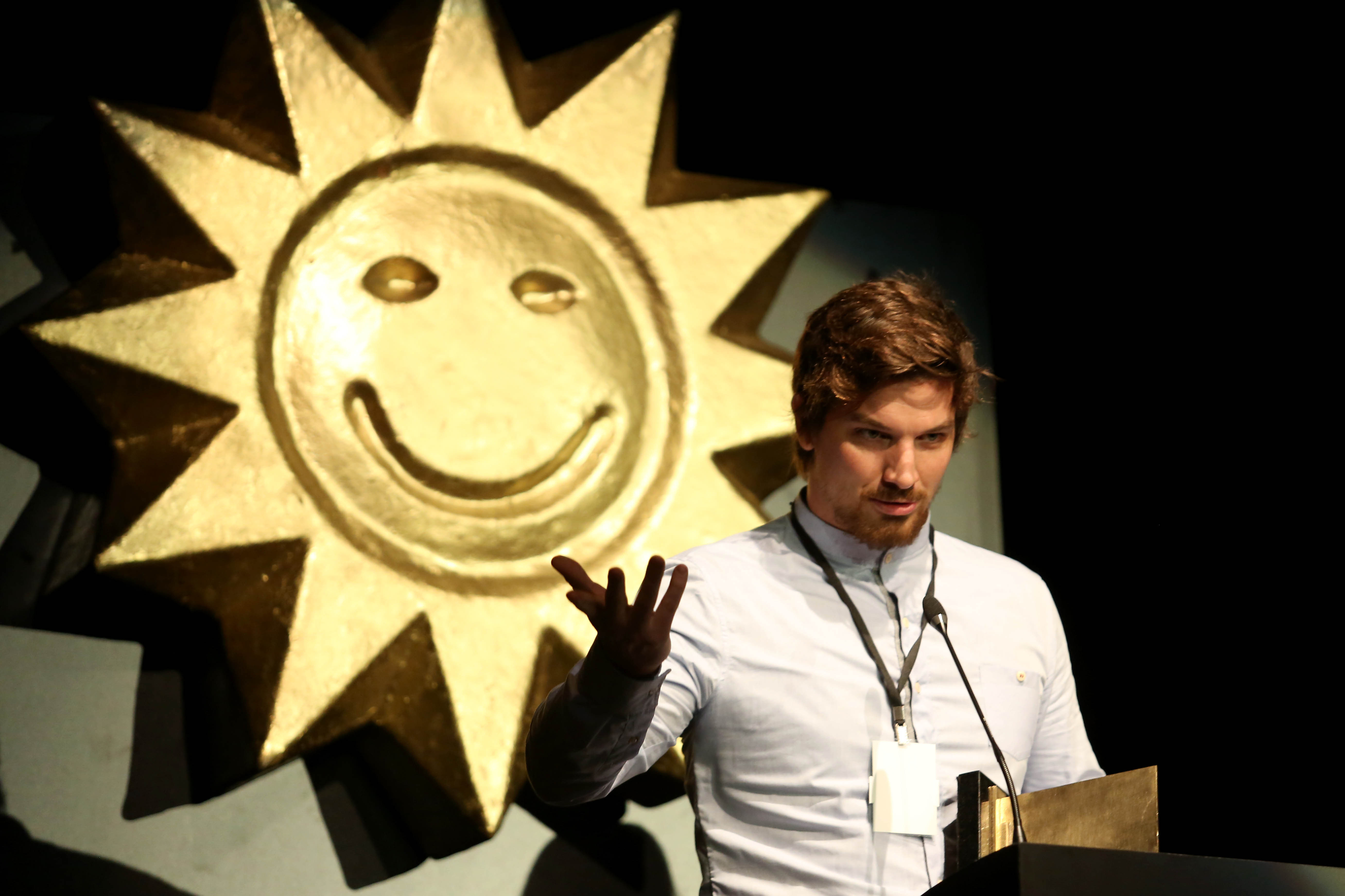 Emiliano Cunha receiving award for Best Actress by Fernanda Carvalho Leite in Lobos, Gramado Film Festival 2012.