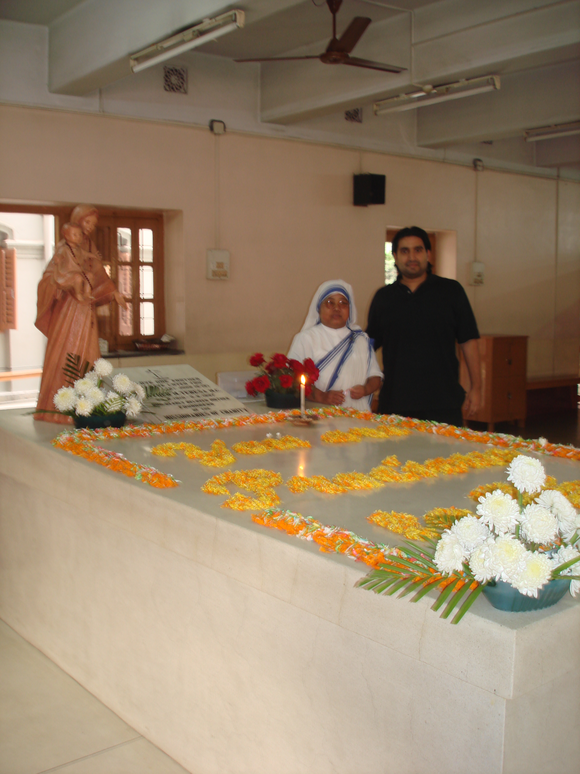 Mother Teresa and Ronnie Banerjee (Mother Teresa's tomb - Calcutta, India)