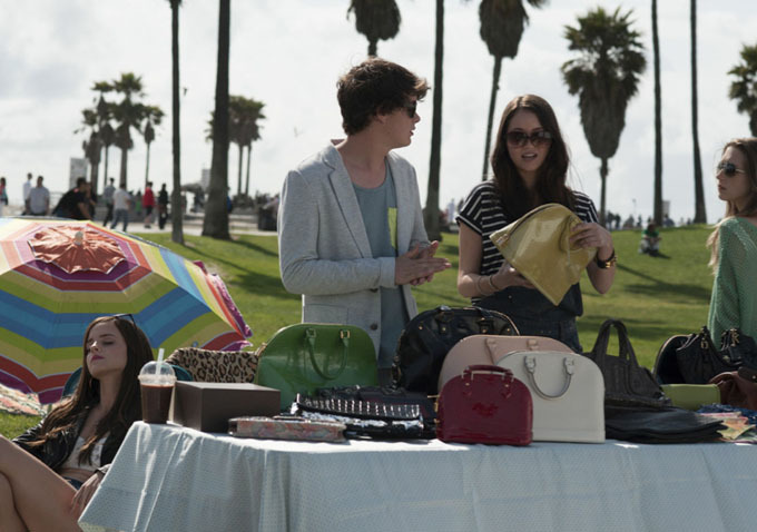 Still of Israel Broussard and Katie Chang in Elitinis jaunimas (2013)