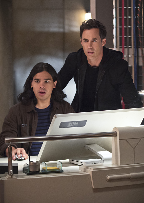 Still of Tom Cavanagh and Carlos Valdes in The Flash (2014)