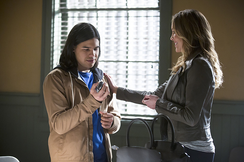 Still of Katie Cassidy and Carlos Valdes in The Flash (2014)
