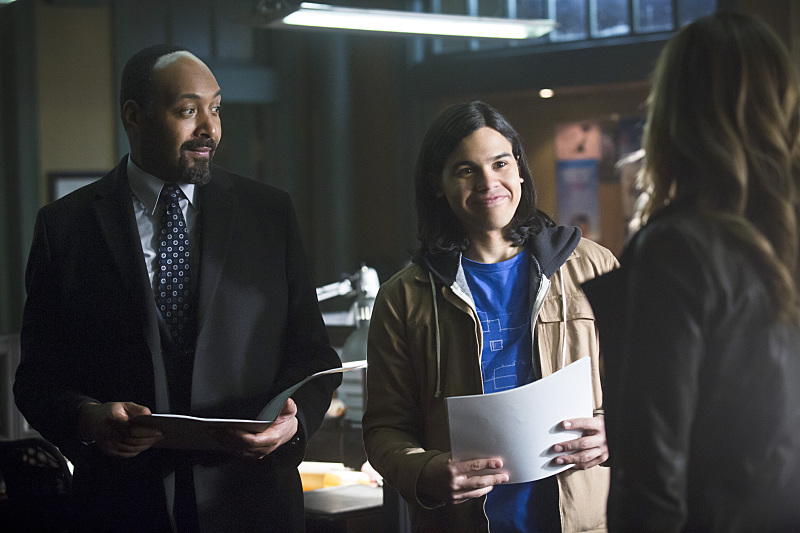 Still of Jesse L. Martin and Carlos Valdes in The Flash (2014)