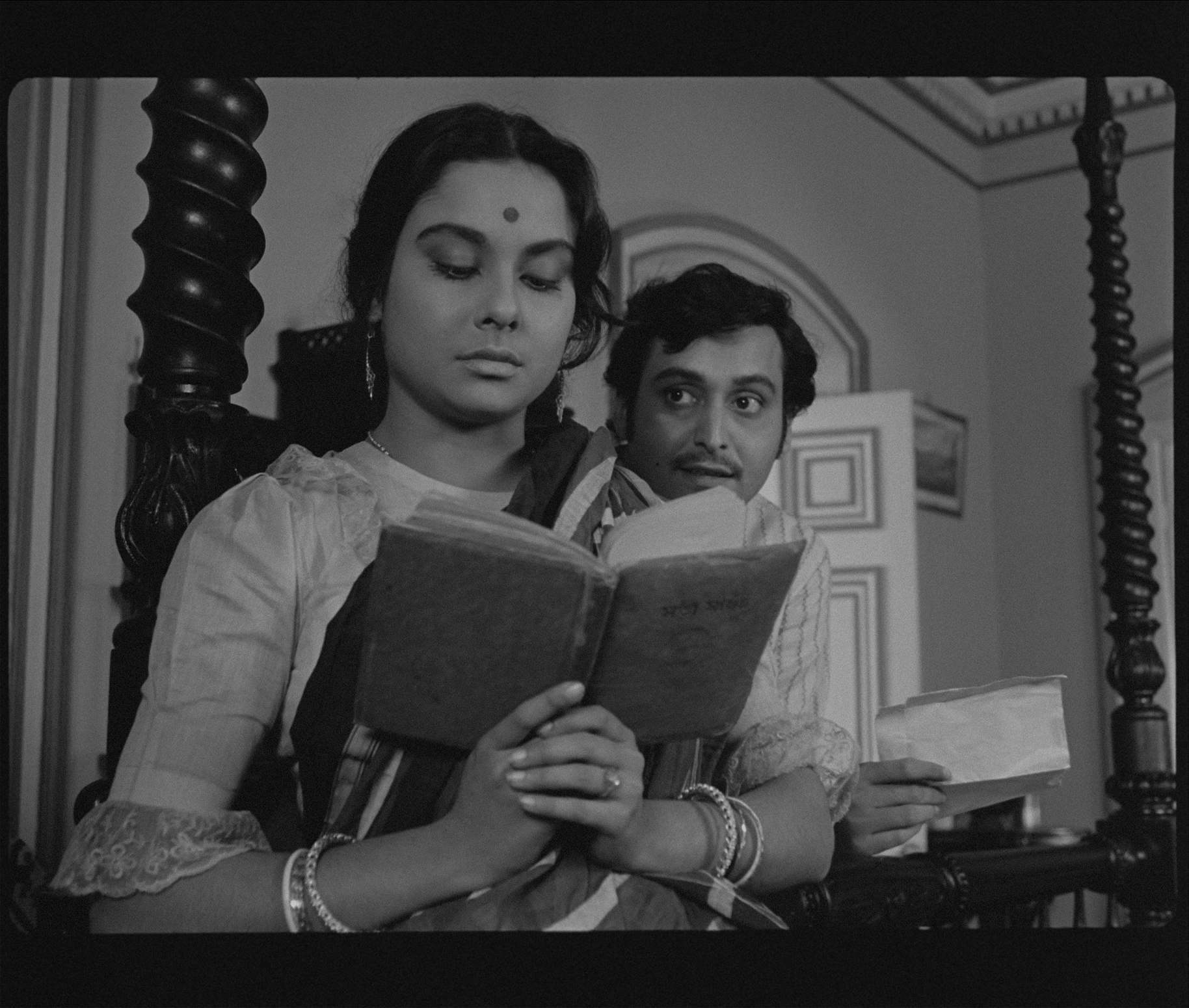 Still of Soumitra Chatterjee and Madhabi Mukherjee in Charulata (1964)