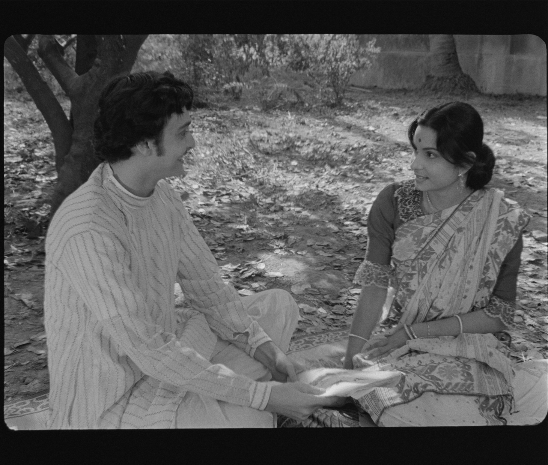 Still of Soumitra Chatterjee and Madhabi Mukherjee in Charulata (1964)