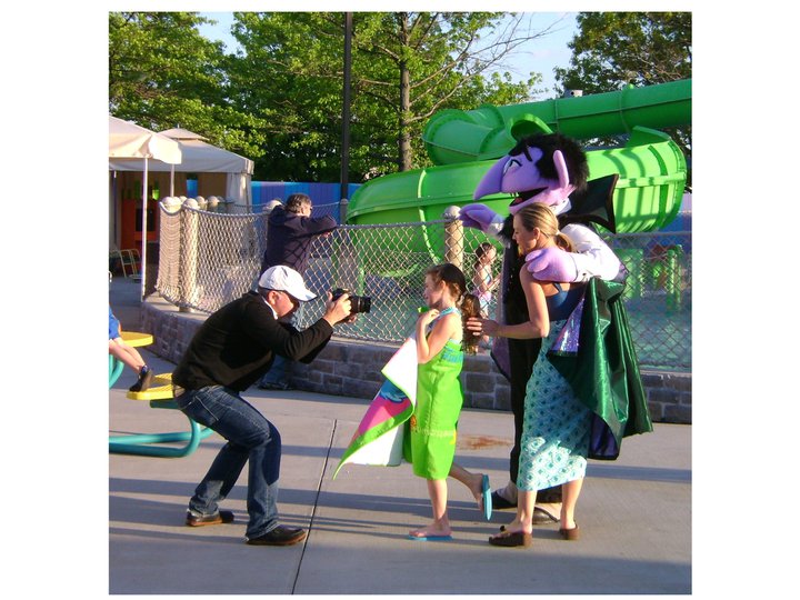 Still image of water park fun at Sesame Place featuring Jodie Shultz as mom, Leila Jean Davis as daughter and The Count as himself. Directed by Mark Claywell.