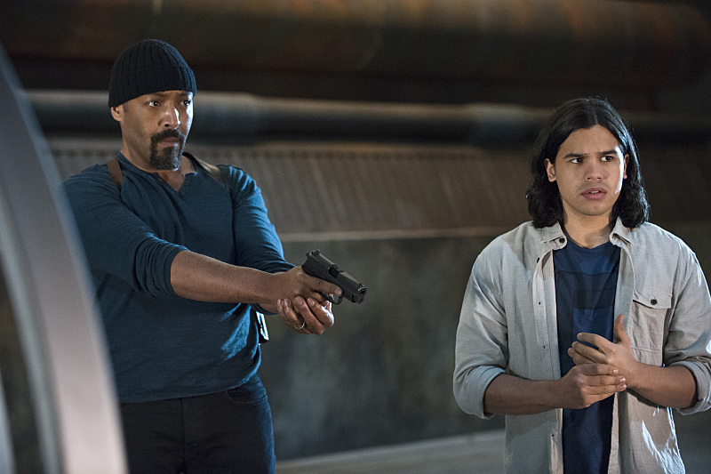 Still of Jesse L. Martin and Carlos Valdes in The Flash (2014)