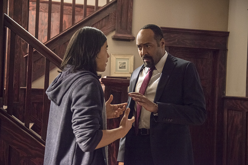 Still of Jesse L. Martin and Carlos Valdes in The Flash (2014)