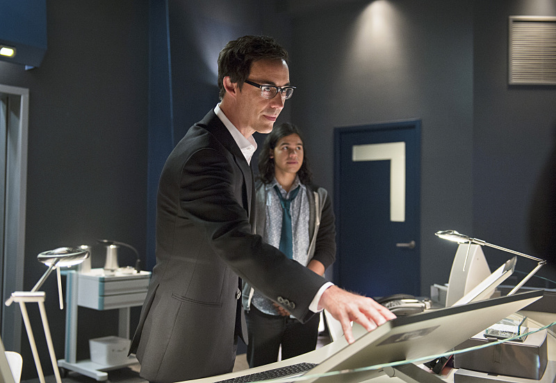 Still of Tom Cavanagh and Carlos Valdes in The Flash (2014)