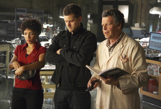 Still of Joshua Jackson, John Noble and Jasika Nicole in Ties riba (2008)