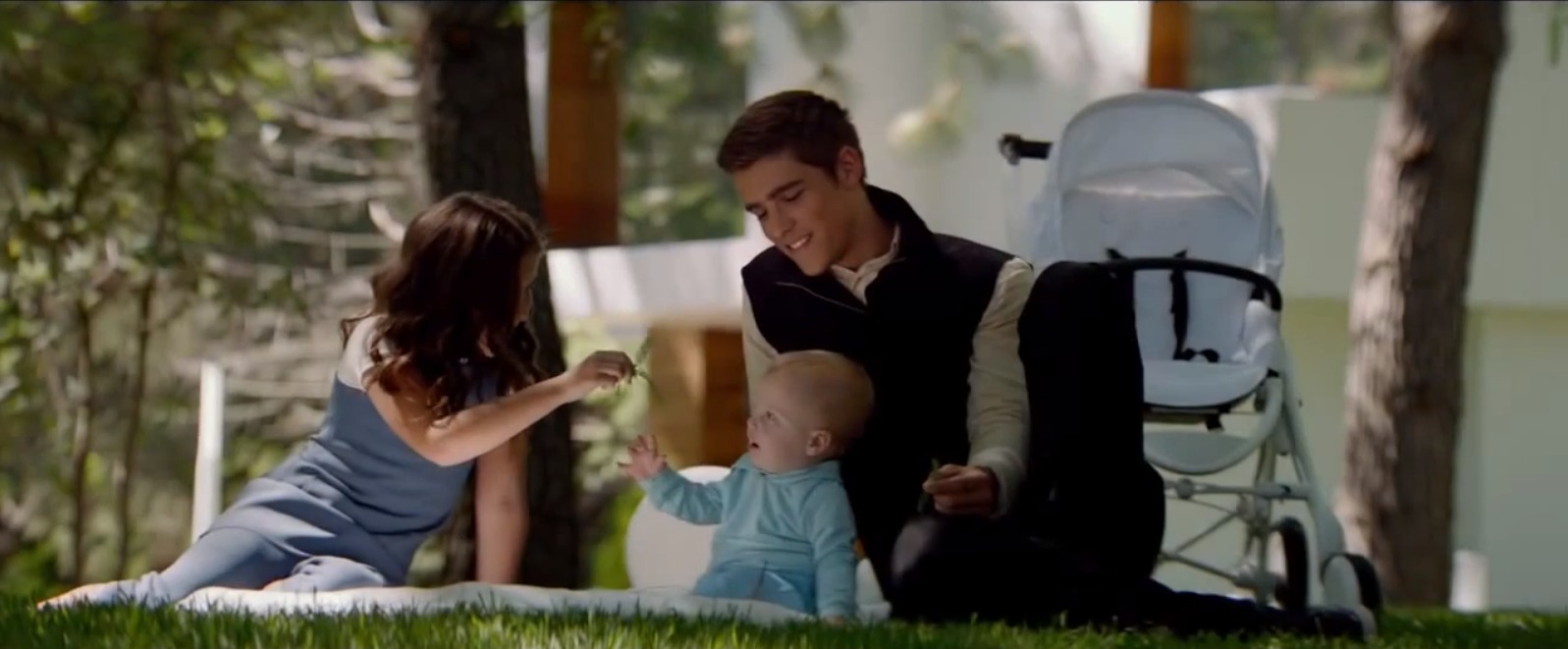 Emma Tremblay in The Giver with Brenton Thwaites.