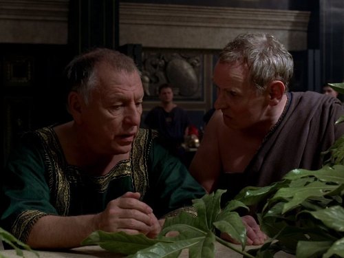 Still of Kenneth Cranham and Karl Johnson in Roma (2005)