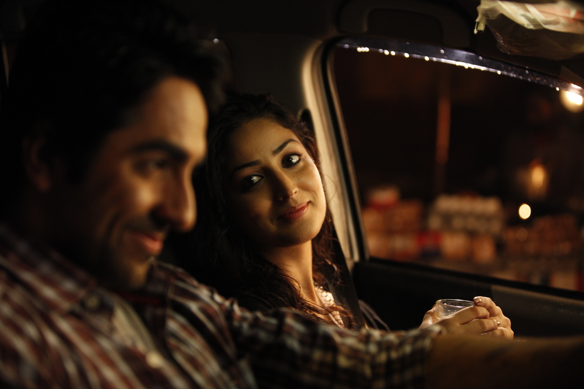 Still of Yami Gautam and Ayushmann Khurrana in Vicky Donor (2012)