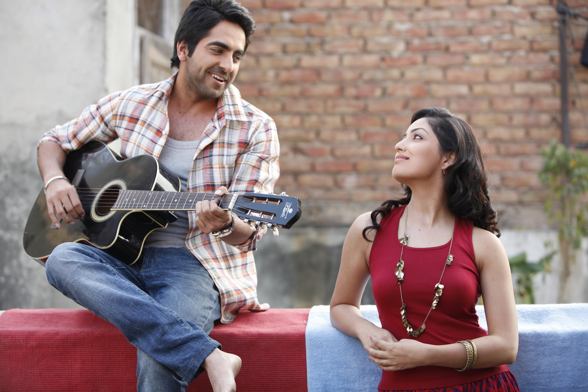 Still of Yami Gautam and Ayushmann Khurrana in Vicky Donor (2012)