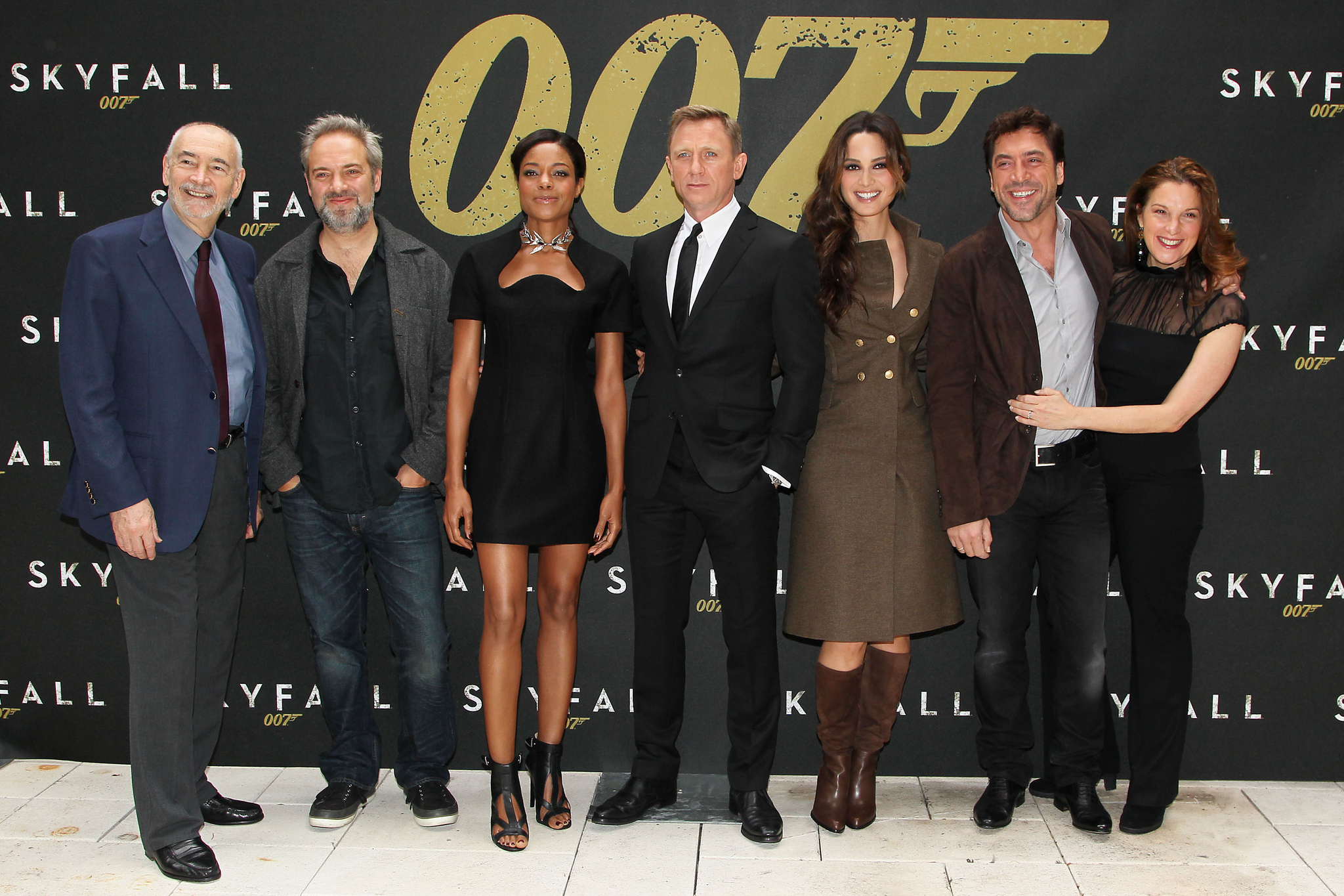 Javier Bardem, Sam Mendes, Barbara Broccoli, Daniel Craig, Naomie Harris, Michael G. Wilson and Bérénice Marlohe at event of Operacija Skyfall (2012)