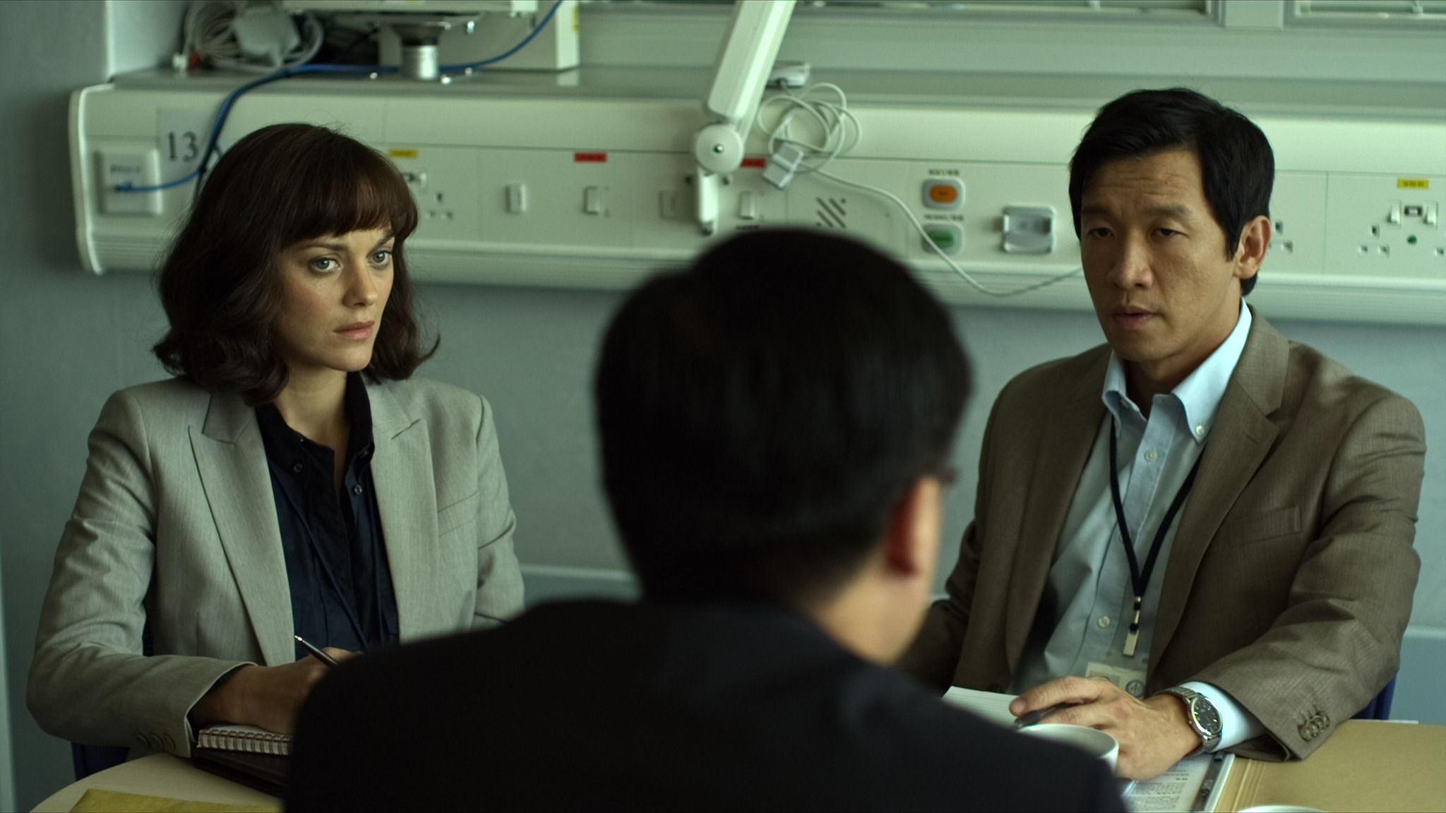 Still of Marion Cotillard and Chin Han in Uzkratas (2011)