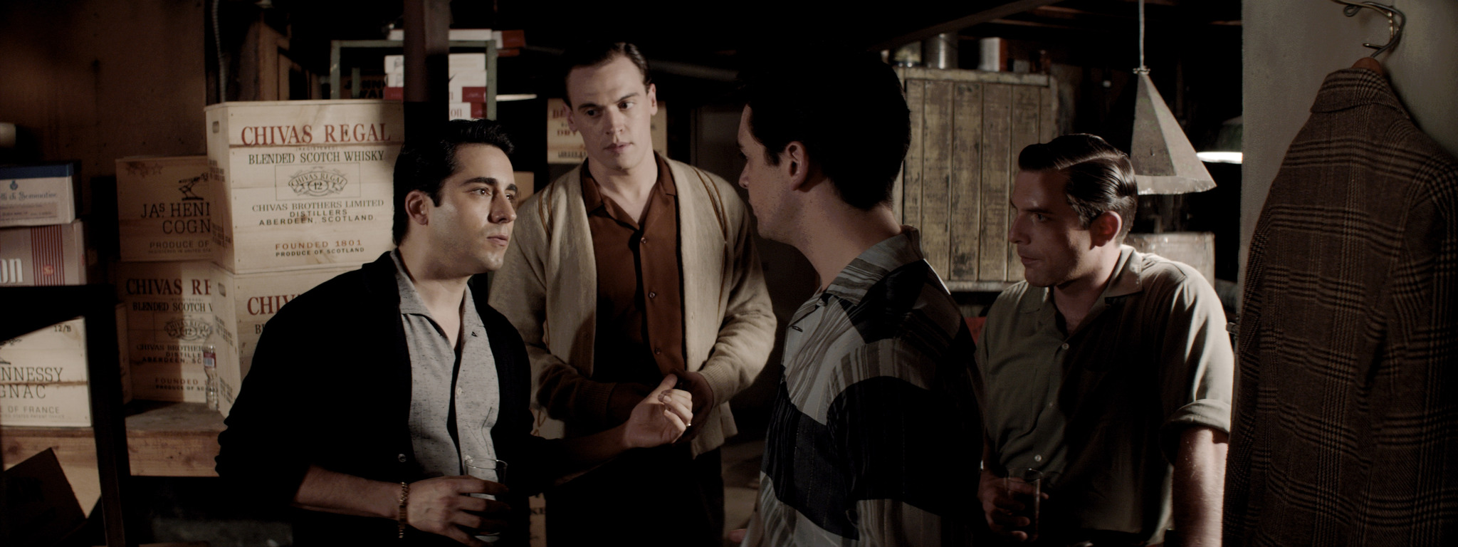 Still of John Lloyd Young, Vincent Piazza, Erich Bergen and Michael Lomenda in Ketveriuke is Dzersio (2014)