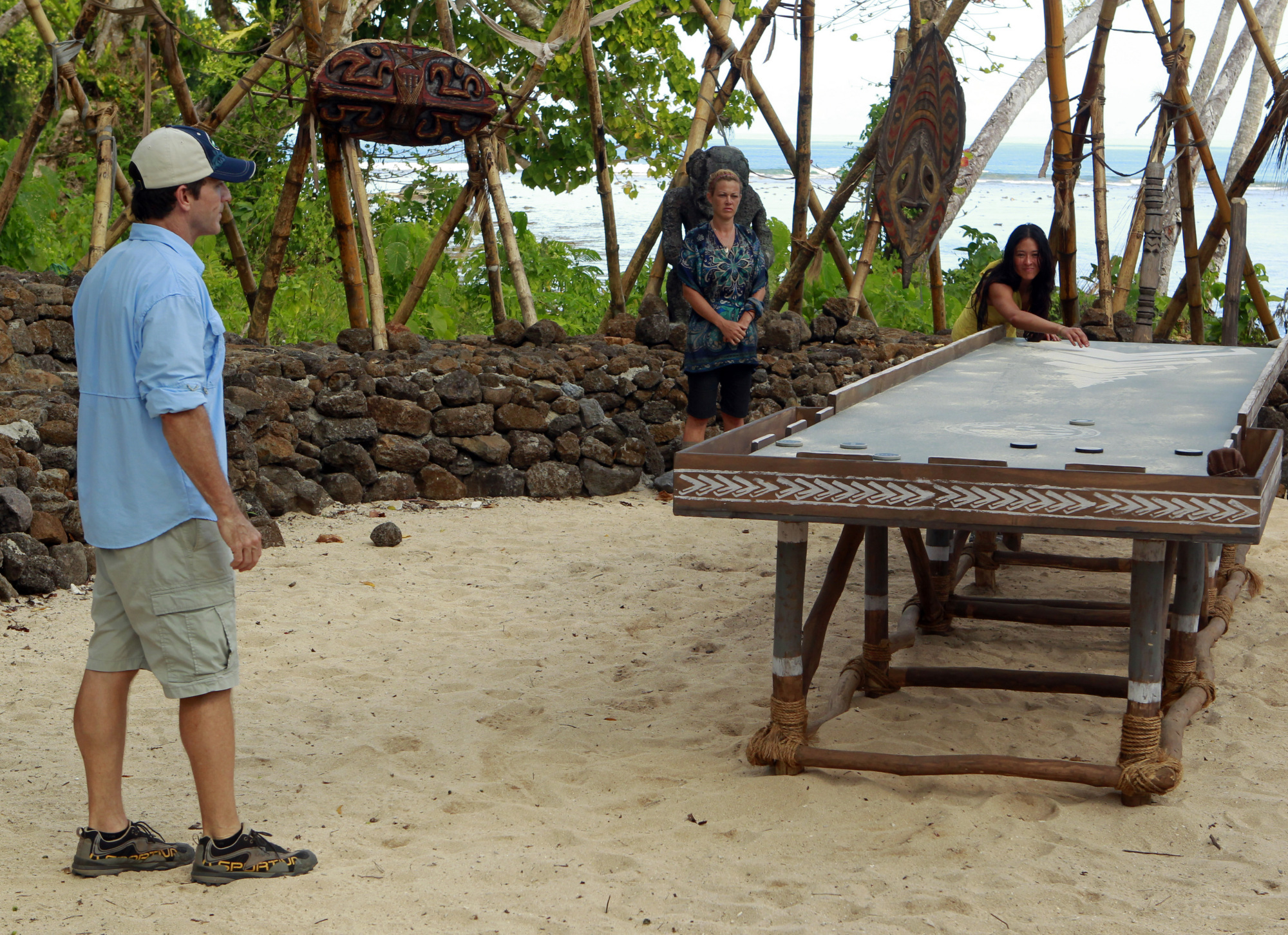 Still of Jeff Probst, Elyse Umemoto and Christine Shields Markoski in Survivor (2000)