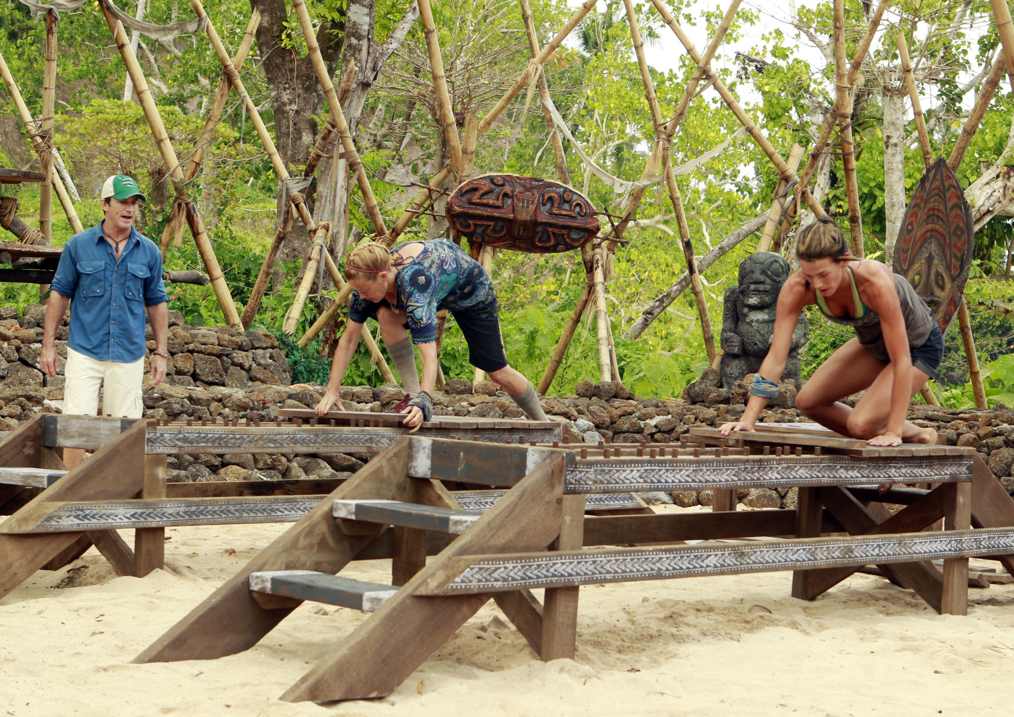 Still of Jeff Probst, Christine Shields Markoski and Mikayla Wingle in Survivor (2000)