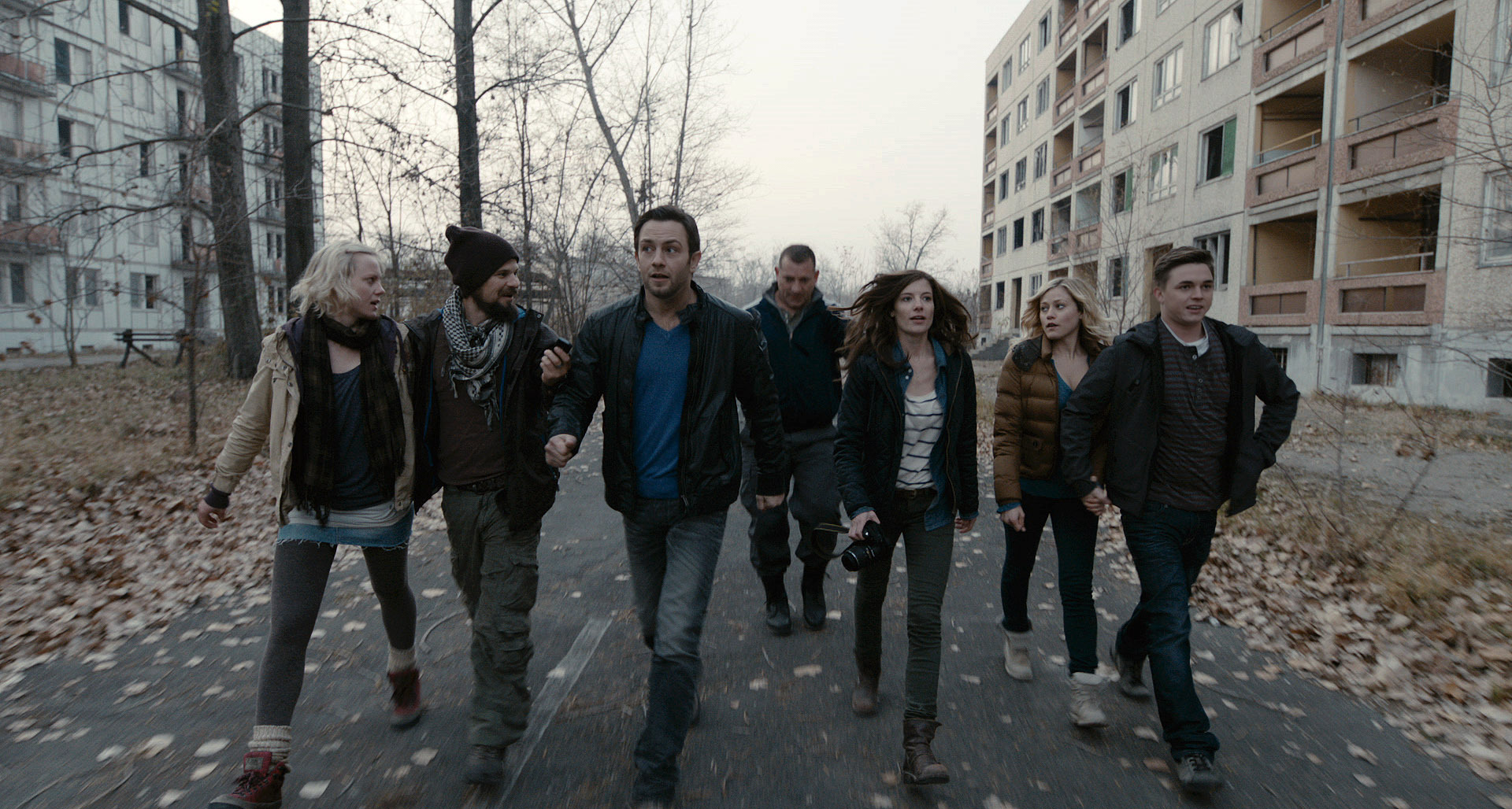 Still of Dimitri Diatchenko, Jesse McCartney, Nathan Phillips, Jonathan Sadowski, Ingrid Bolsø Berdal, Olivia Taylor Dudley and Devin Kelley in Cernobylio dienorasciai (2012)