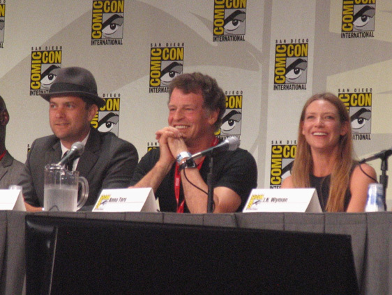 Joshua Jackson and Anna Torv