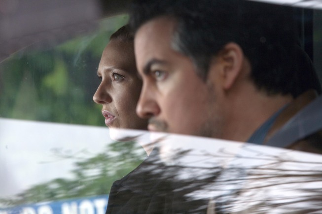 Still of Kevin Corrigan and Anna Torv in Ties riba (2008)