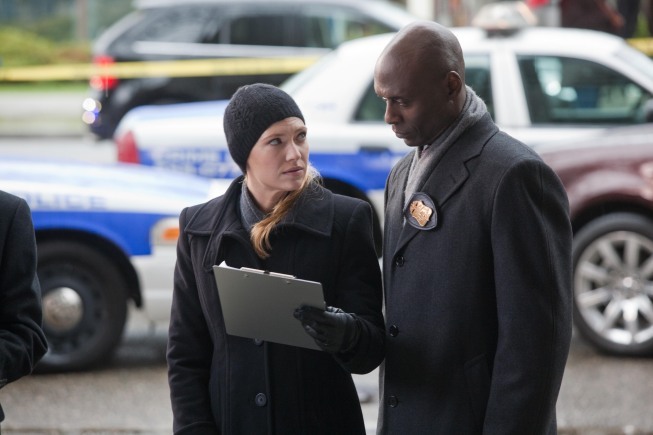 Still of Lance Reddick and Anna Torv in Ties riba (2008)