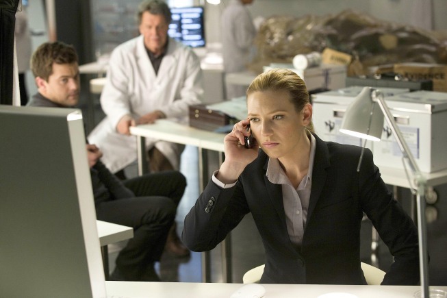 Still of Joshua Jackson, John Noble and Anna Torv in Ties riba (2008)