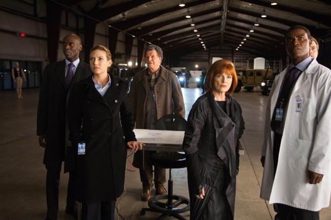 Still of Blair Brown, John Noble, Lance Reddick and Anna Torv in Ties riba (2008)