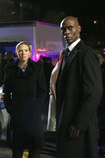 Still of Lance Reddick and Anna Torv in Ties riba (2008)