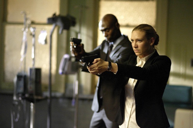 Still of Lance Reddick and Anna Torv in Ties riba (2008)