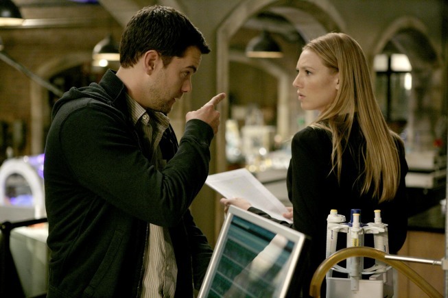 Still of Joshua Jackson and Anna Torv in Ties riba (2008)