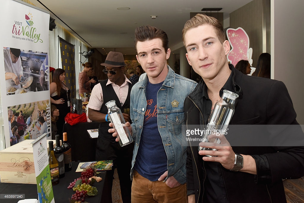 LOS ANGELES, CA - FEBRUARY 19: Actors Drake Bell (L) and Talon Reid attend Kari Feinstein's Style Lounge presented by Painted by Kameco at the Andaz West Hollywood on February 19, 2015 in Los Angeles, California. (Photo by Vivien Killilea/WireImage)