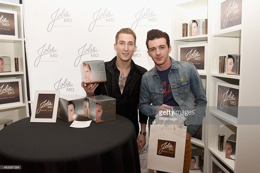 LOS ANGELES, CA - FEBRUARY 19: Actors Drake Bell (L) and Talon Reid attend Kari Feinstein's Style Lounge presented by Painted by Kameco at the Andaz West Hollywood on February 19, 2015 in Los Angeles, California. (Photo by Vivien Killilea/WireImage)