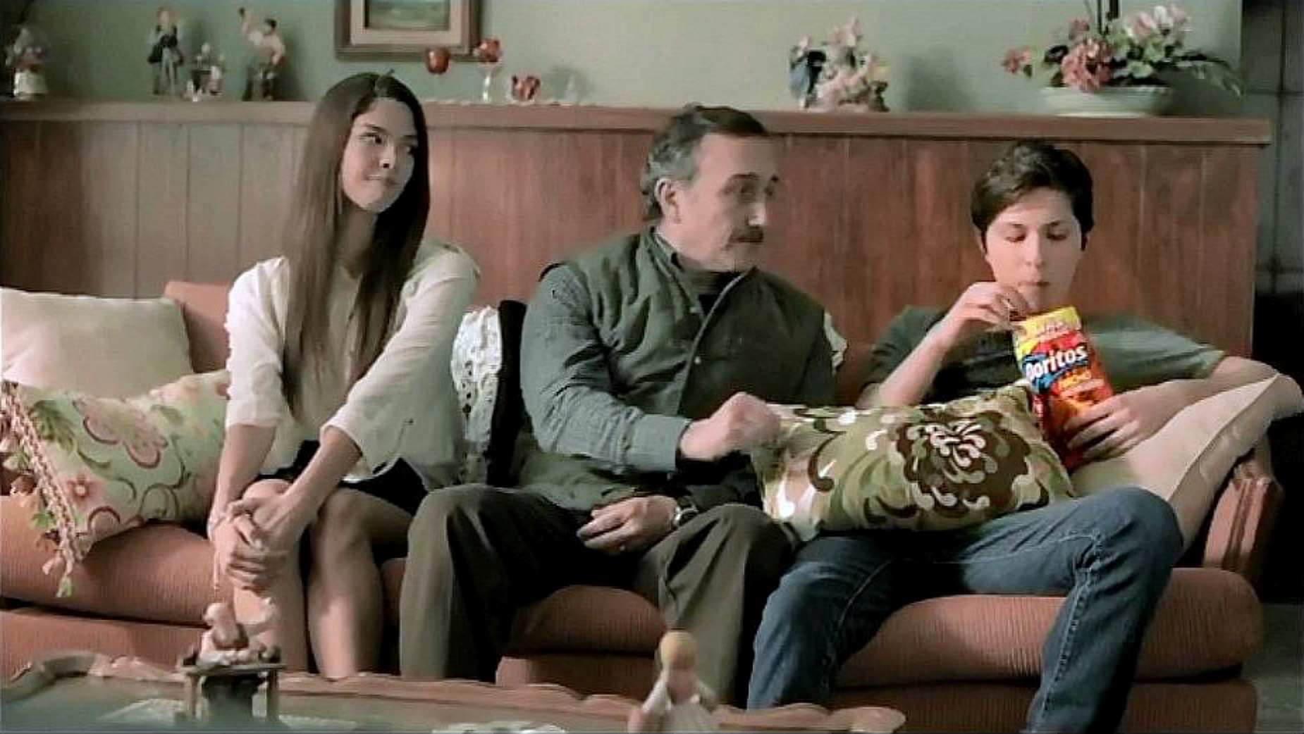 Paulina Arocha, Saturnino Martínez and Lydon Erik in Doritos commercial (2012)