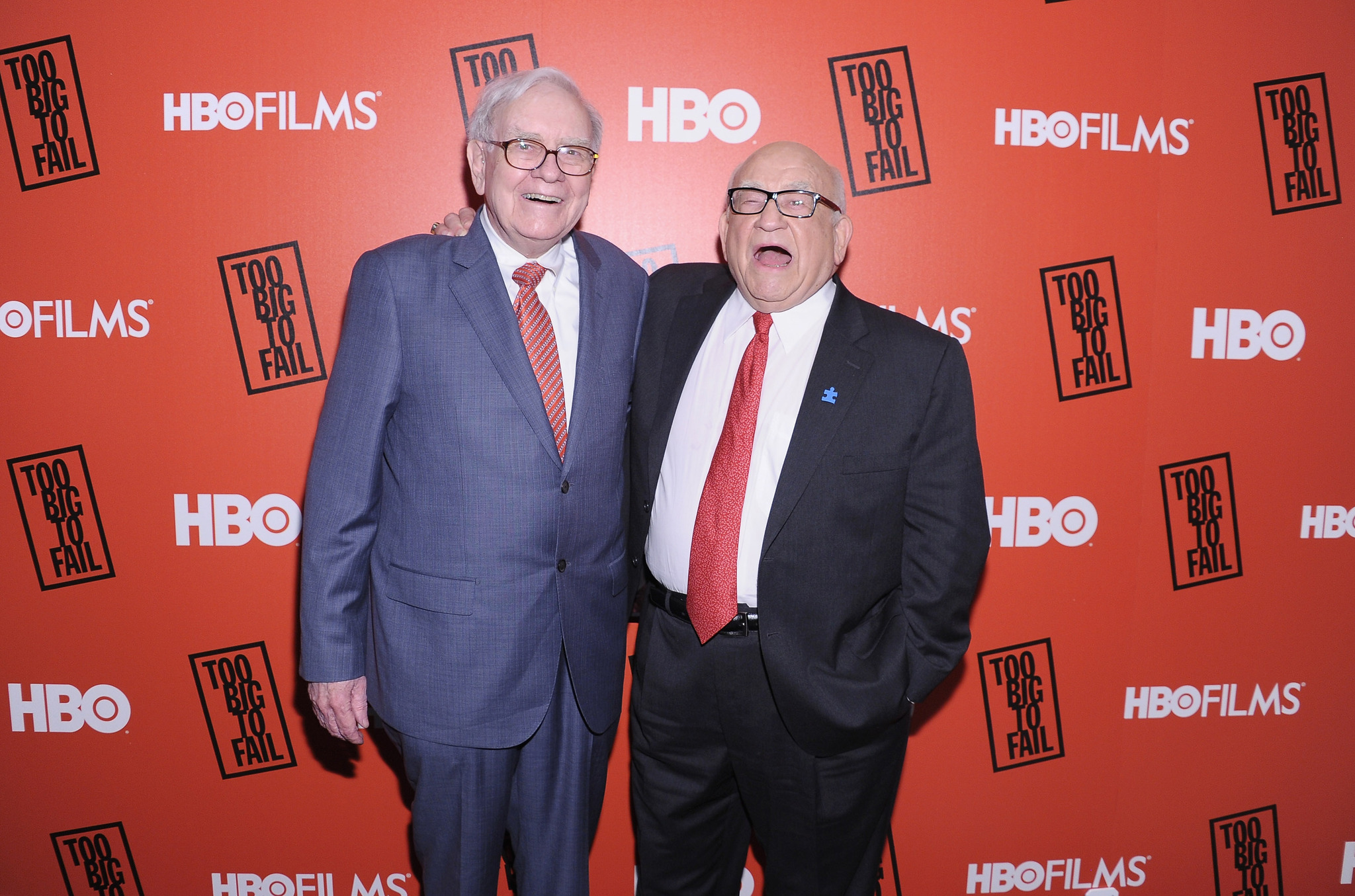 Edward Asner and Warren Buffett at event of Too Big to Fail (2011)