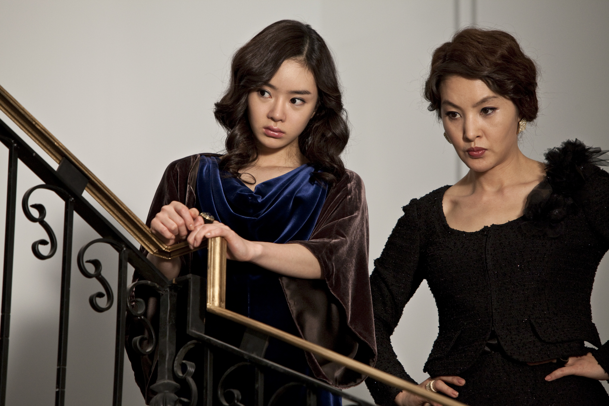 Still of Woo Seo and Seo-Hyeon Ahn in Hanyo (2010)