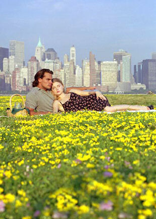 Still of Izabella Miko and Cristián de la Fuente in Minimal Knowledge (2002)