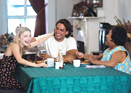 Still of Izabella Miko, Cristián de la Fuente and Iraida Polanco in Minimal Knowledge (2002)