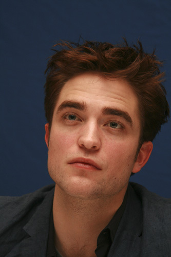 Robert Pattinson 04-02-2011