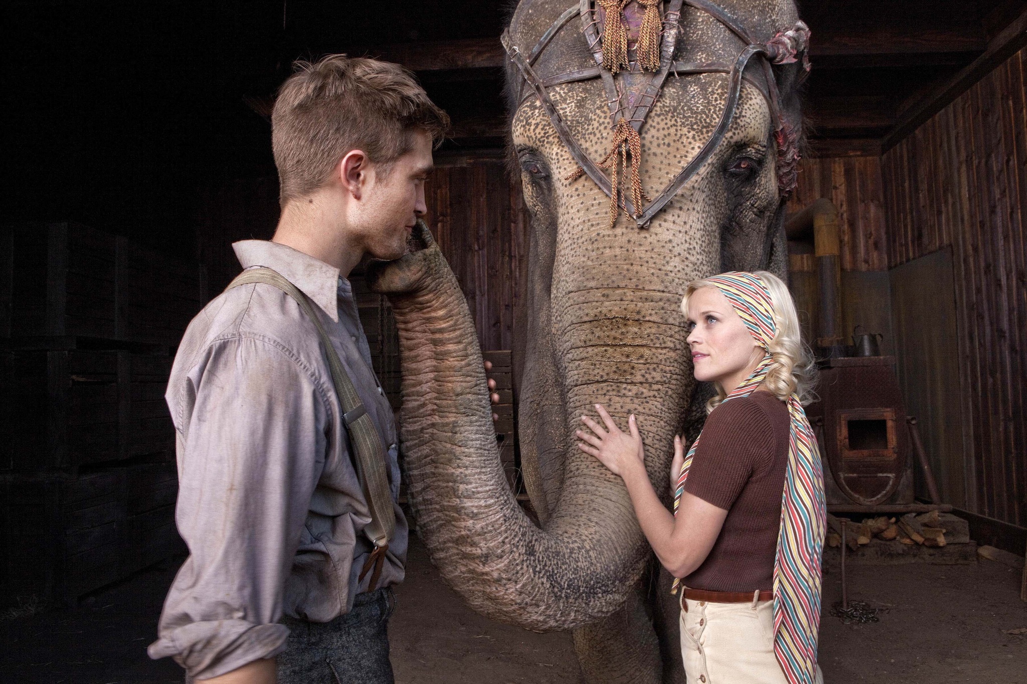 Still of Reese Witherspoon and Robert Pattinson in Vanduo drambliams (2011)