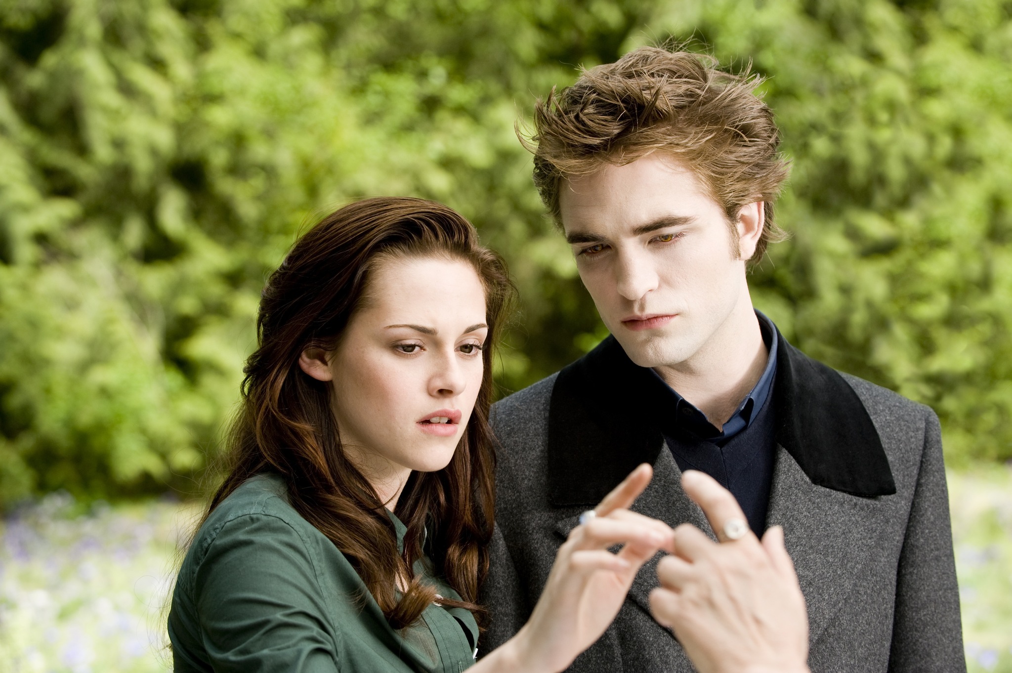 Still of Kristen Stewart and Robert Pattinson in Jaunatis (2009)