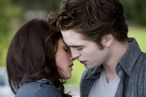 Still of Kristen Stewart and Robert Pattinson in Jaunatis (2009)