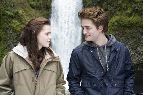 Still of Kristen Stewart and Robert Pattinson in Twilight (2008)