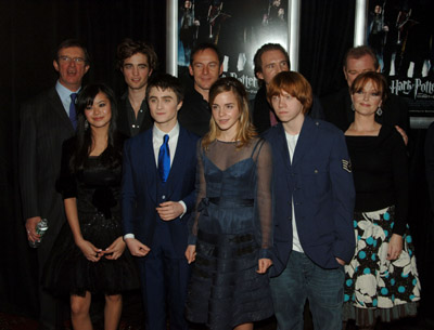 Ralph Fiennes, Mike Newell, Miranda Richardson, Jason Isaacs, Brendan Gleeson, Rupert Grint, Daniel Radcliffe, Emma Watson, Robert Pattinson and Katie Leung at event of Haris Poteris ir ugnies taure (2005)