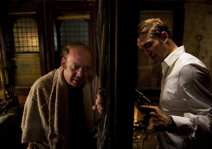 Still of Paul Giamatti and Robert Pattinson in Kosmopolis (2012)