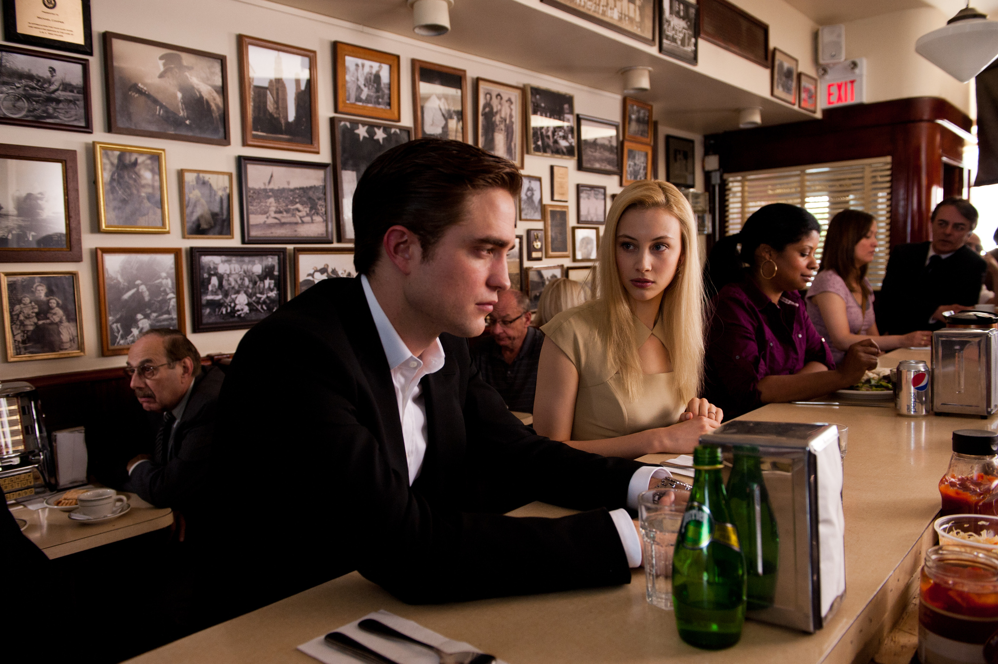 Still of Sarah Gadon and Robert Pattinson in Kosmopolis (2012)